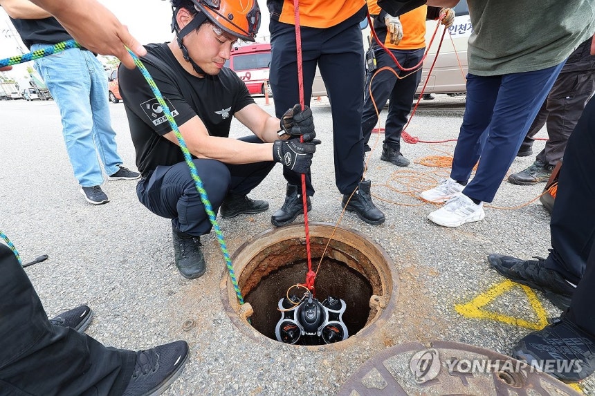 맨홀 실종자 수색 내시경 카메라 투입
(인천=연합뉴스) 임순석 기자 = 6일 인천 계양구 한 도로 맨홀 안에서 실종된 작업자를 수색하기 위해 계양소방서 119구조대가 맨홀에 내시경 카메라를 투입하고 있다. 이날 오전