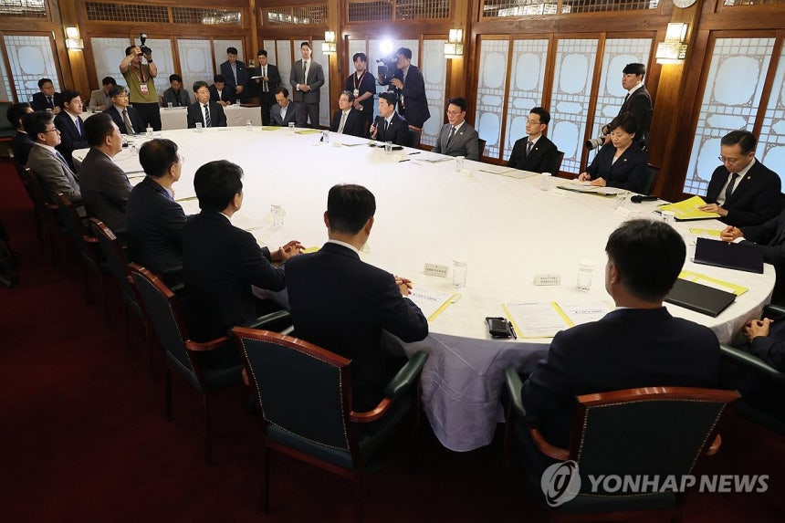 발언하는 강훈식 대통령 비서실장
(서울=연합뉴스) 이정훈 기자 = 강훈식 대통령 비서실장 6일 서울 종로구 삼청동 총리공관에서 열린 고위당정협의회에서 발언하고 있다. 2025.7.6 uwg806@yna.co.kr
