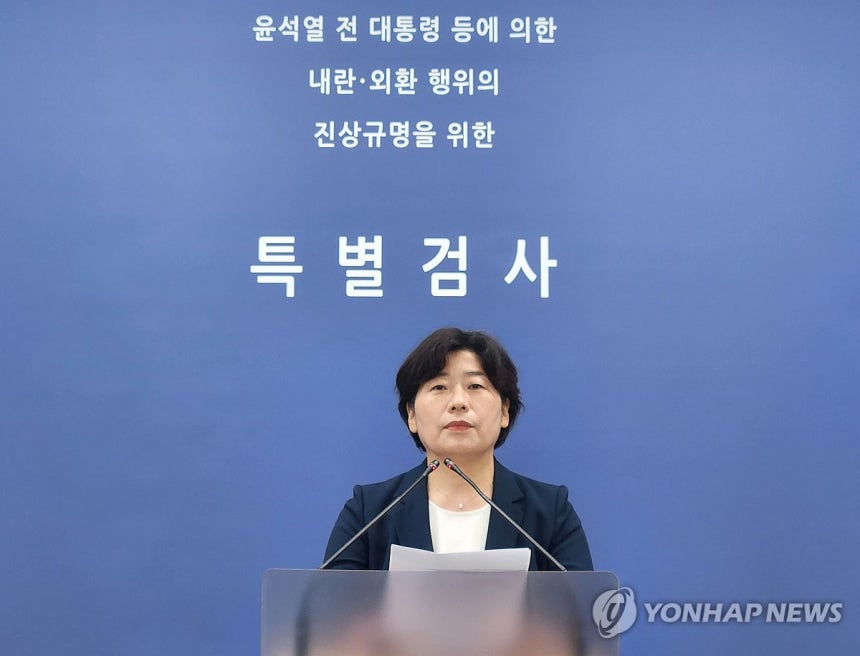 윤 전 대통령 구속영장 청구 관련 브리핑하는 내란 특검
(서울=연합뉴스) 이도흔 기자 = 박지영 내란 특검보가 6일 서울 서초구 서울고검에서 윤석열 전 대통령에 대한 구속영장 청구 관련 브리핑을 하고 있다. 2025