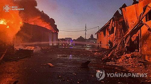 러시아 드론 공습받은 우크라이나 키이우 지역
[STATE EMERGENCY SERVICE 제공/EPA=연합뉴스]