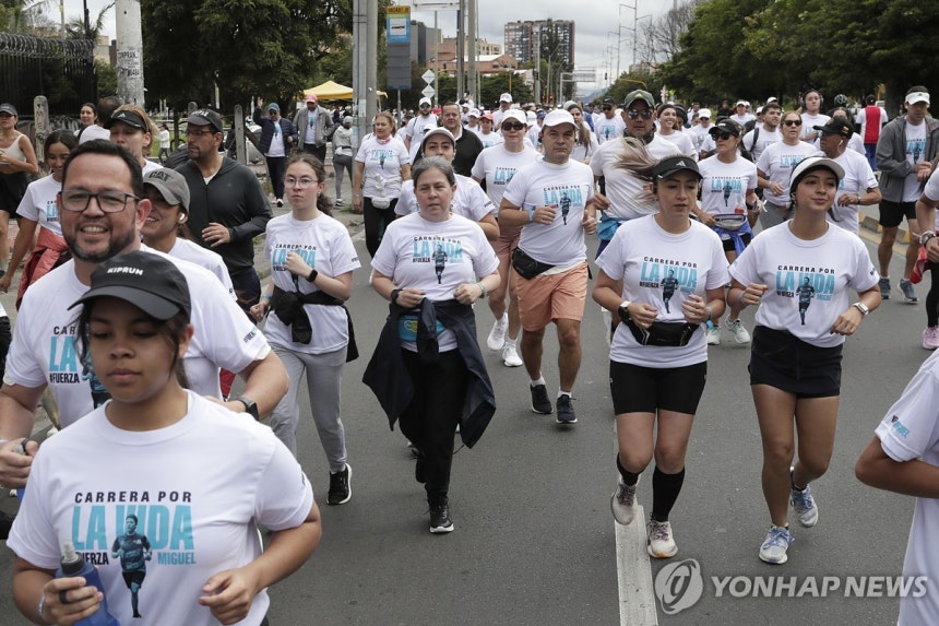 6일(현지시간) 미겔 우리베 투르바이 상원 의원 쾌유를 바라는 이들이 조직한 달리기 대회
[보고타 EPA=연합뉴스. 재판매 및 DB 금지]