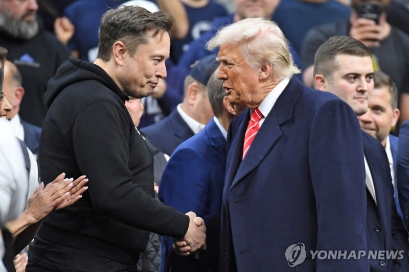 <b>트럼프</b>측, <b>머스크</b>에 <b>견제</b>구…"테슬라이사회 정치활동 싫어할 것"