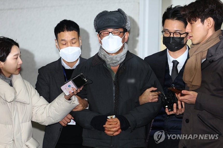 호송차량 향하는 노상원 전 국군정보사령관
(서울=연합뉴스) 서대연 기자 =  '12·3 비상계엄' 기획에 관여한 혐의로 구속된 노상원 전 국군정보사령관이 24일 오전 서울 은평구 서울서부경찰서에서 검찰로 송치되고 있
