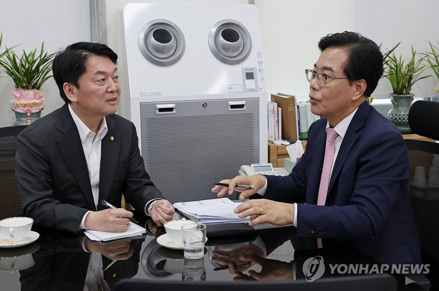 송언석 비상대책위원장 만난 안철수 의원
(서울=연합뉴스) 박동주 기자 = 국민의힘 송언석 비상대책위원장 겸 원내대표(오른쪽)와 국민의힘 혁신위원장으로 내정된 안철수 의원이 2일 오후 국회 본청 원내 대표실에서 만나 