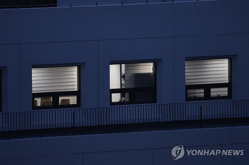 삼부토건 압수수색 중인 김건희 특검팀
(서울=연합뉴스) 서대연 기자 = 윤석열 전 대통령 배우자 김건희 여사를 둘러싼 각종 의혹을 수사하는 민중기 특별검사팀이 3일 서울 종로구 삼부토건이 입주한 빌딩에서 압수수색을 