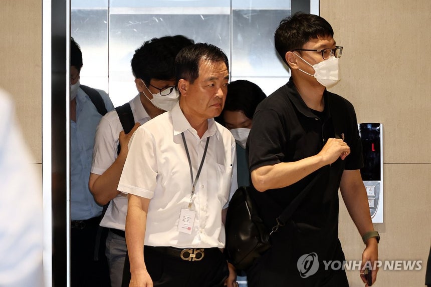 삼부토건 압수수색 중 이동하는 특검팀
(서울=연합뉴스) 서대연 기자 = 윤석열 전 대통령 배우자 김건희 여사를 둘러싼 각종 의혹을 수사하는 민중기 특별검사팀이 3일 서울 종로구 삼부토건이 입주한 빌딩에서 압수수색 중