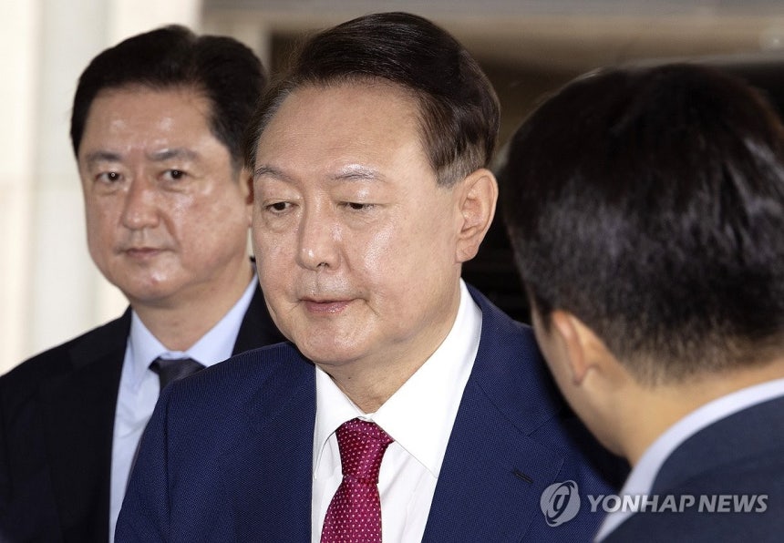내란 특검 2차 출석하는 윤석열 전 대통령
(서울=연합뉴스) 김도훈 기자 = 윤석열 전 대통령이 5일 내란 특검의 2차 조사를 받기 위해 조은석 특별검사팀 사무실이 있는 서울 서초구 서울고검에 출석하고 있다. 202