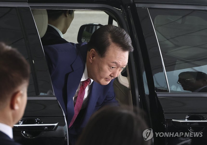 내란 특검 2차 출석하는 윤석열 전 대통령
(서울=연합뉴스) 김도훈 기자 = 윤석열 전 대통령이 5일 내란 특검의 2차 조사를 받기 위해 조은석 특별검사팀 사무실이 있는 서울 서초구 서울고검에 도착해 차량에서 내리고
