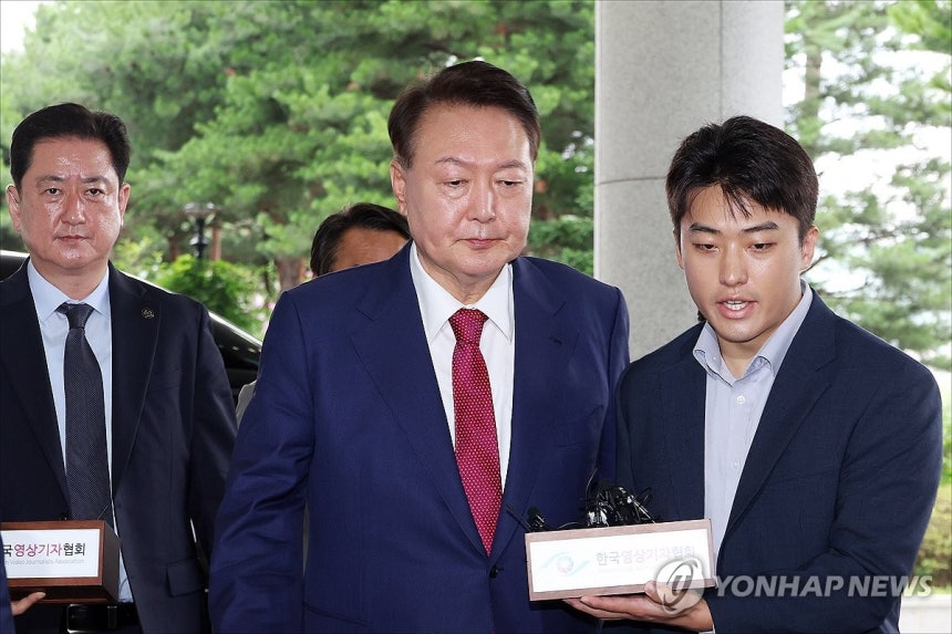 윤석열, 내란 특검 2차 출석
(서울=연합뉴스) 김도훈 기자 = 윤석열 전 대통령이 지난 5일 내란 특검의 2차 조사를 받기 위해 조은석 특별검사팀 사무실이 있는 서울 서초구 서울고검에 출석하고 있다. 2025.7.