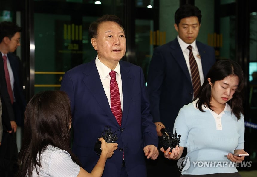 고검 나서는 윤석열 전 대통령
(서울=연합뉴스) 김성민 기자 = 윤석열 전 대통령이 5일 내란 특검 2차 조사를 마치고 조은석 특별검사팀 사무실이 있는 서울 서초구 서울고검을 나서고 있다. 2025.7.6 ksm79