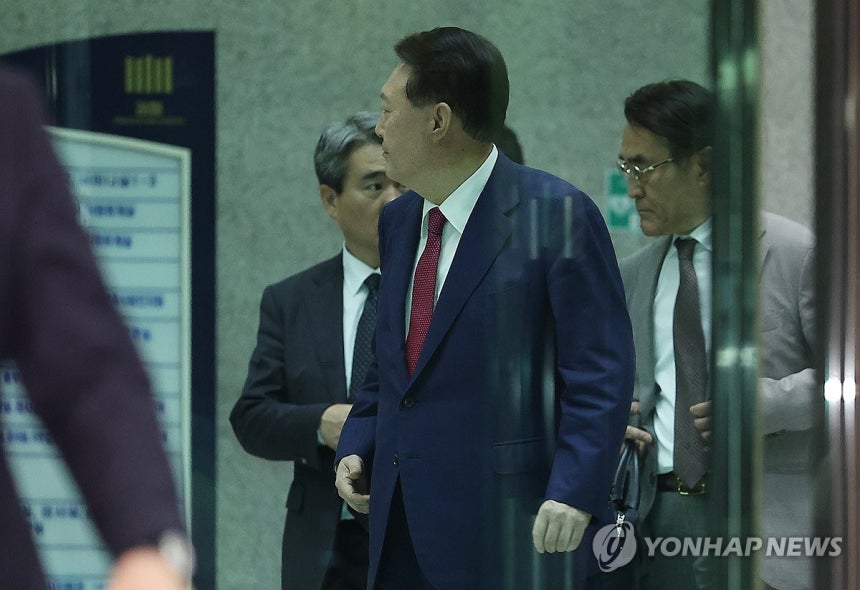 조사 후 고검 나서는 윤석열 전 대통령
(서울=연합뉴스) 김성민 기자 = 윤석열 전 대통령이 5일 내란 특검 2차 조사를 마치고 조은석 특별검사팀 사무실이 있는 서울 서초구 서울고검을 나서고 있다. 2025.7.6 