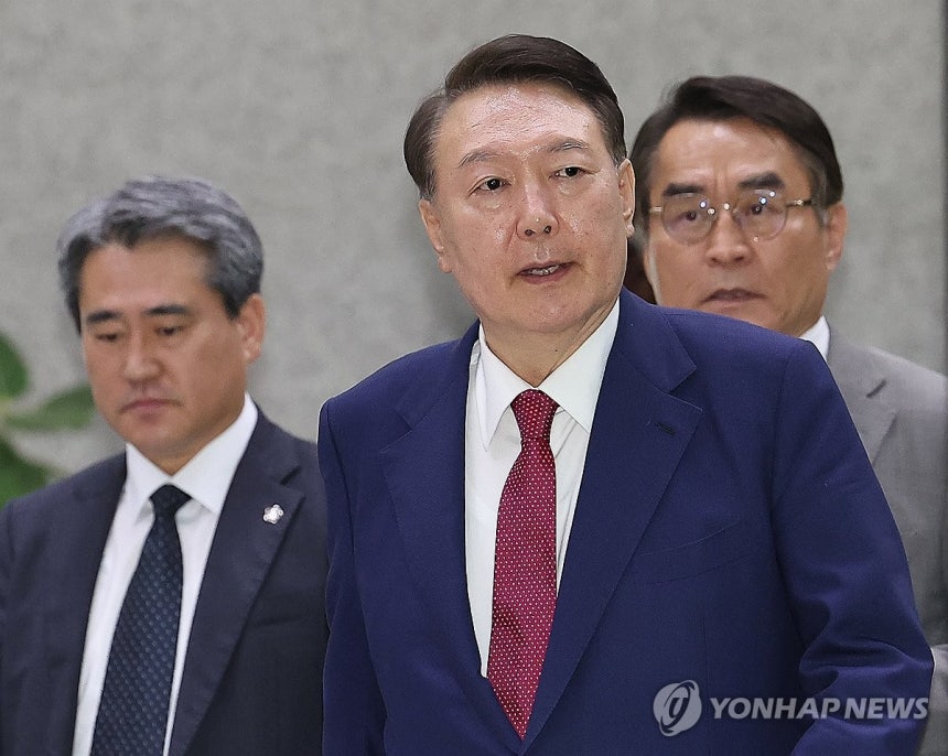 특검 조사 마친 윤석열 전 대통령
(서울=연합뉴스) 김성민 기자 = 윤석열 전 대통령이 5일 내란 특검 2차 조사를 마치고 조은석 특별검사팀 사무실이 있는 서울 서초구 서울고검을 나서고 있다. 2025.7.6 ksm