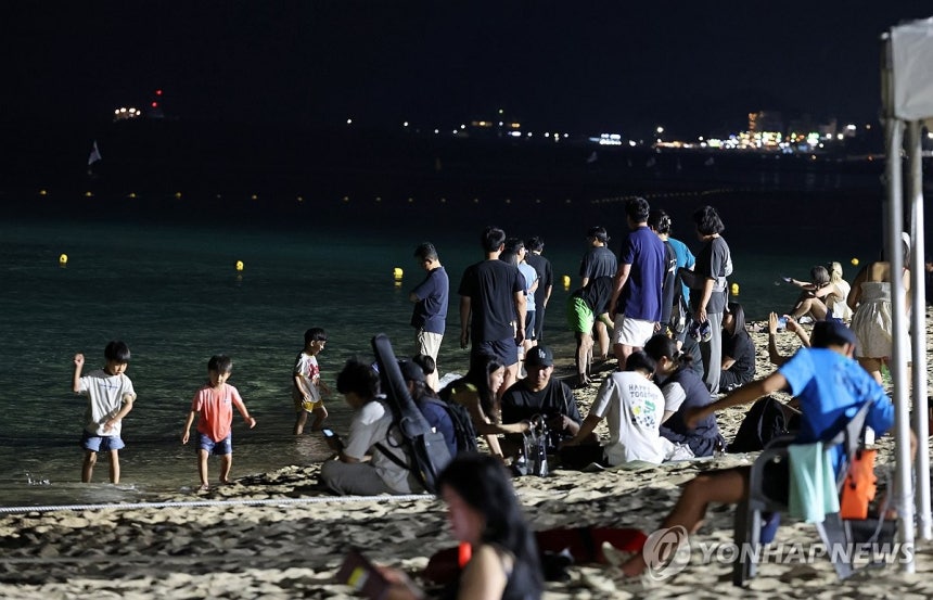 잠 못 드는 밤 경포해변으로
(강릉=연합뉴스) 유형재 기자 = 강원 강릉지역에 지난 6월 29일부터 7일째 열대야가 지속되는 가운데 지난 5일 밤 무더위에 잠을 못 이룬 피서객과 시민들이 경포해변에 나와 무더위를 식