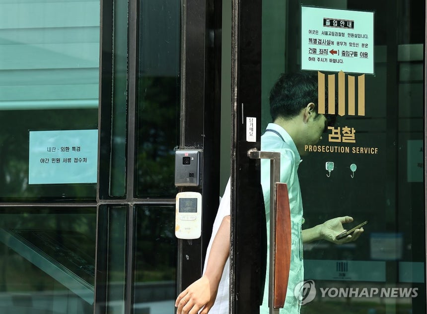 내란특검, 윤 2차 소환조사 마무리…구속영장 청구 직행할까
(서울=연합뉴스) 윤동진 기자 =  '12·3 비상계엄' 관련 내란·외환 사건을 수사하는 조은석 특별검사팀이 윤석열 전 대통령에 대한 2차 대면조사까지 마치