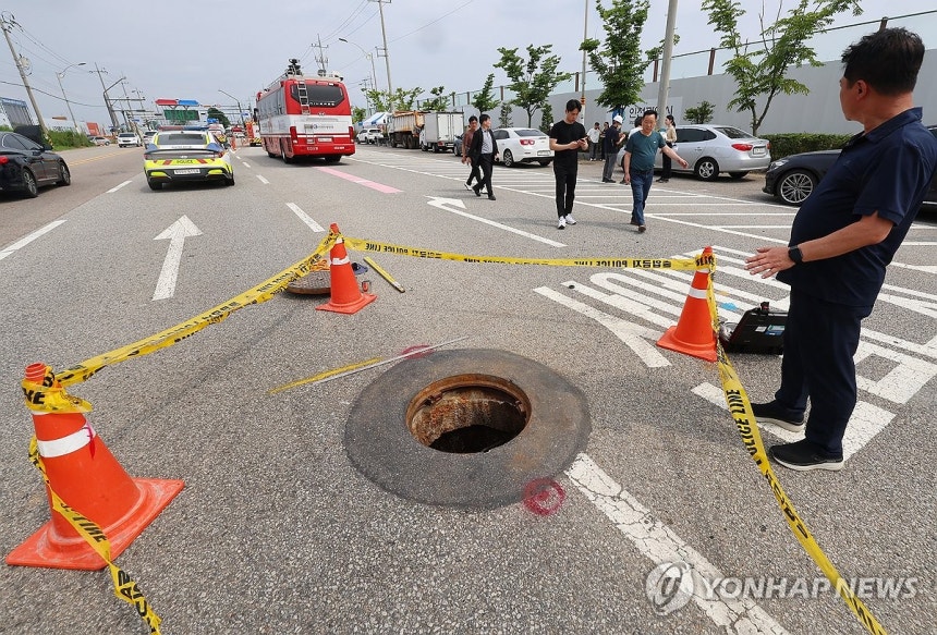 인천 맨홀서 작업자 1명 심정지·1명 실종
(인천=연합뉴스) 임순석 기자 = 6일 40대 남성 1명이 심정지 상태로 구조되고 50대 남성 1명이 실종된 인천시 계양구 병방동 맨홀. 2025.7.6 soonseok02
