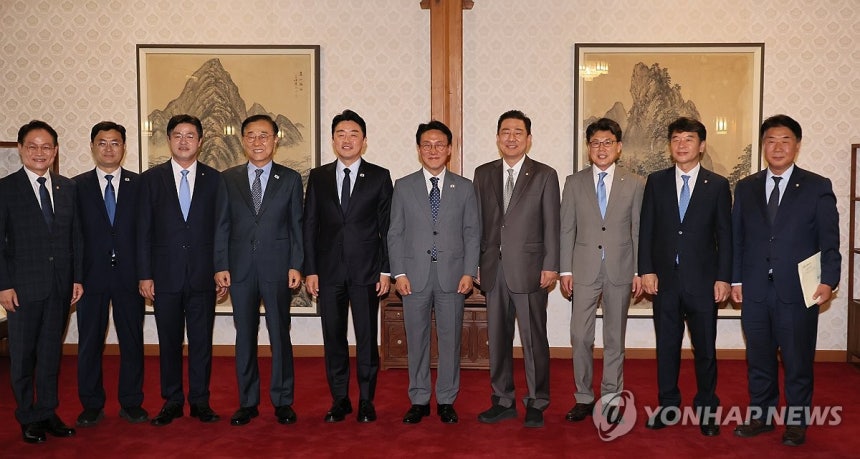 기념촬영 하는 고위당정협의회 참석자들
(서울=연합뉴스) 이정훈 기자 = 김민석 국무총리가 6일 서울 종로구 삼청동 총리공관에서 열린 고위당정협의회에서 더불어민주당 김병기 대표 직무대행 겸 원내대표, 강훈식 대통령 비
