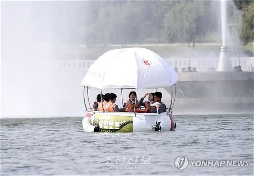 대동강에서 더위 식히는 평양 주민
(평양 조선신보=연합뉴스) 재일본조선인총연합회 기관지 조선신보는 평양 대동강에서 유람용 원형보트 봉사(서비스)가 인기를 끌고 있다고 7일 보도했다. 2025.7.7 
    [국내에