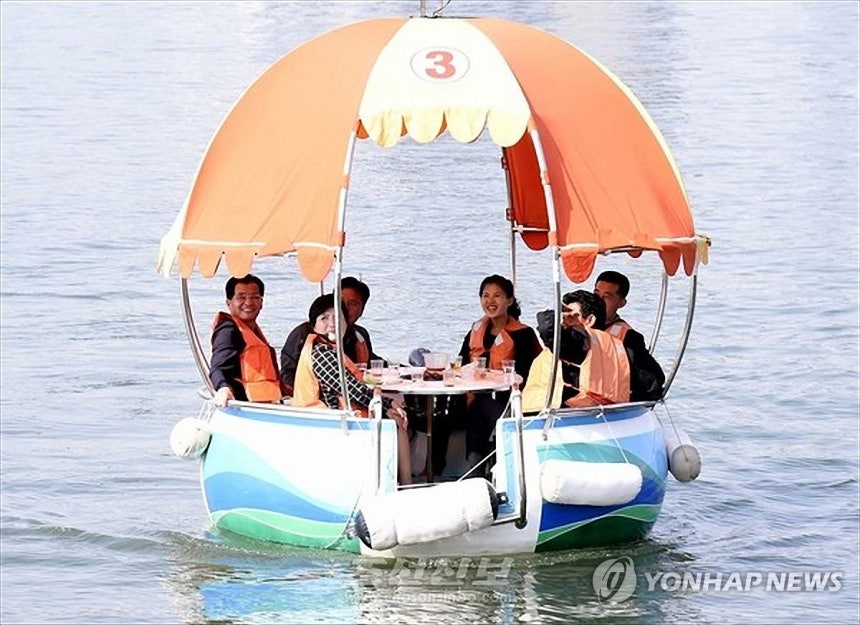 대동강에서 더위 식히는 평양 주민
(평양 조선신보=연합뉴스) 재일본조선인총연합회 기관지 조선신보는 평양 대동강에서 유람용 원형보트 봉사(서비스)가 인기를 끌고 있다고 7일 보도했다. 2025.7.7 
    [국내에