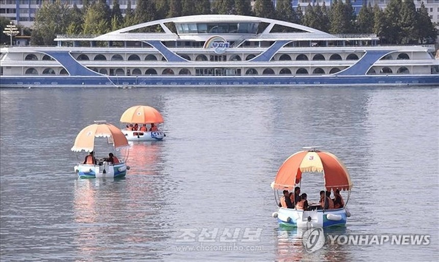 대동강에서 더위 식히는 평양 주민
(평양 조선신보=연합뉴스) 재일본조선인총연합회 기관지 조선신보는 평양 대동강에서 유람용 원형보트 봉사(서비스)가 인기를 끌고 있다고 7일 보도했다. 2025.7.7 
    [국내에