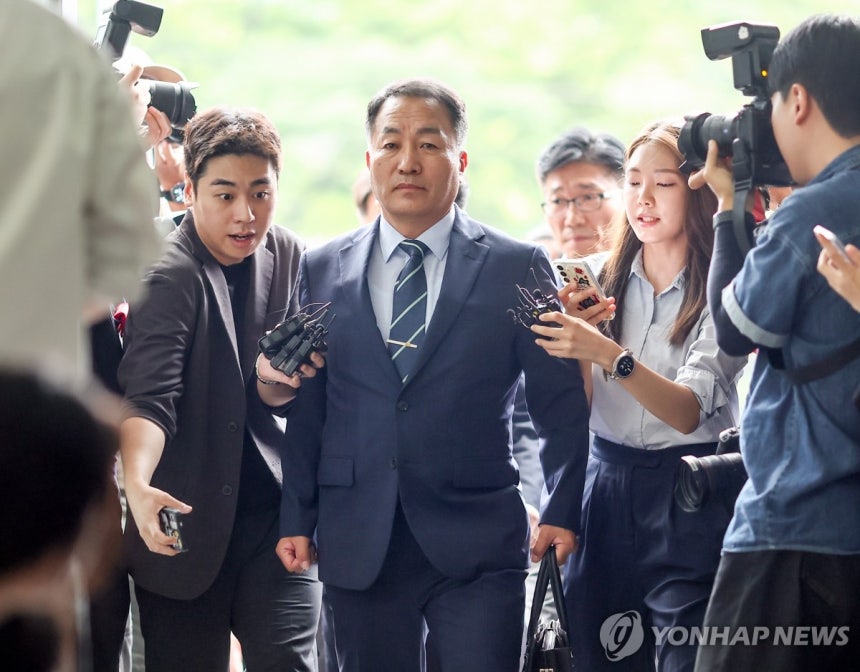 김계환 전 해병대사령관, 순직해병특검 출석
(서울=연합뉴스) 윤동진 기자 = 김계환 전 해병대사령관이 채상병 사건 수사방해 의혹과 관련 조사를 받기 위해 7일 서울 서초구 순직해병특검 사무실로 향하고 있다. 2025