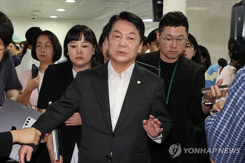 혁신위원장 사퇴한 안철수 의원
(서울=연합뉴스) 김주성 기자 = 국민의힘 혁신위원장을 맡은 안철수 의원이 7일 서울 여의도 국회 소통관에서 위원장을 사퇴하고 전당대회 출마 의사를 밝히는 기자회견을 한 뒤 취재진 질문
