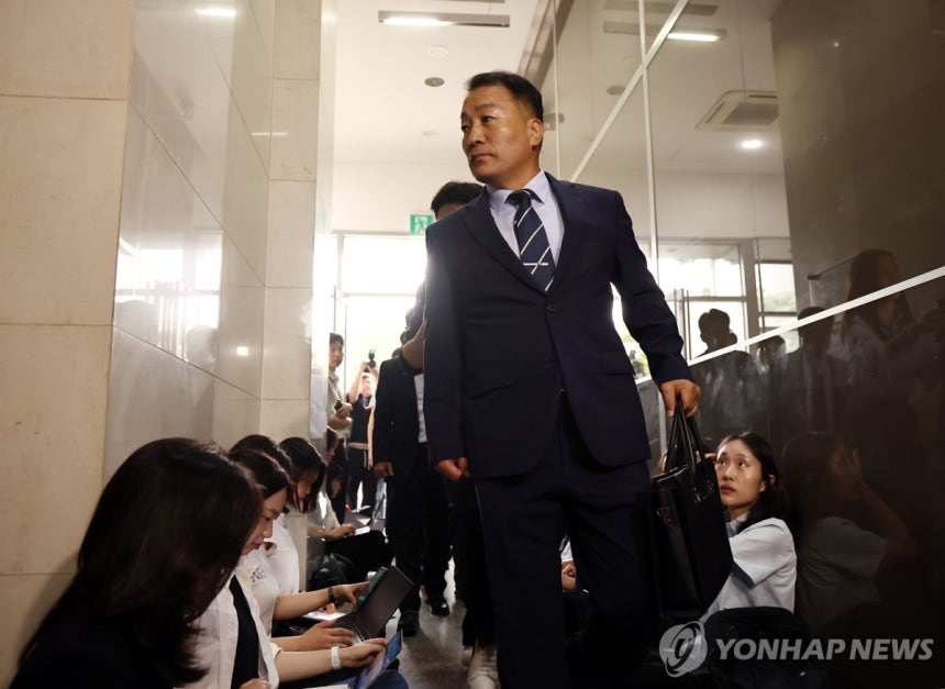 순직해병특검 출석하는 김계환 전 해병대사령관
(서울=연합뉴스) 윤동진 기자 =  김계환 전 해병대사령관이 채상병 사건 수사방해 의혹과 관련 조사를 받기 위해 7일 서울 서초구 순직해병특검 사무실로 향하고 있다. 20