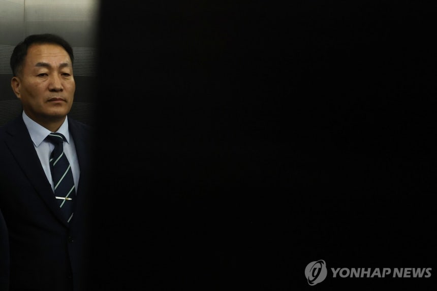 김계환 전 해병대사령관, 순직해병특검 출석
(서울=연합뉴스) 윤동진 기자 = 김계환 전 해병대사령관이 채상병 사건 수사방해 의혹과 관련 조사를 받기 위해 7일 서울 서초구 순직해병특검 사무실로 향하고 있다. 2025