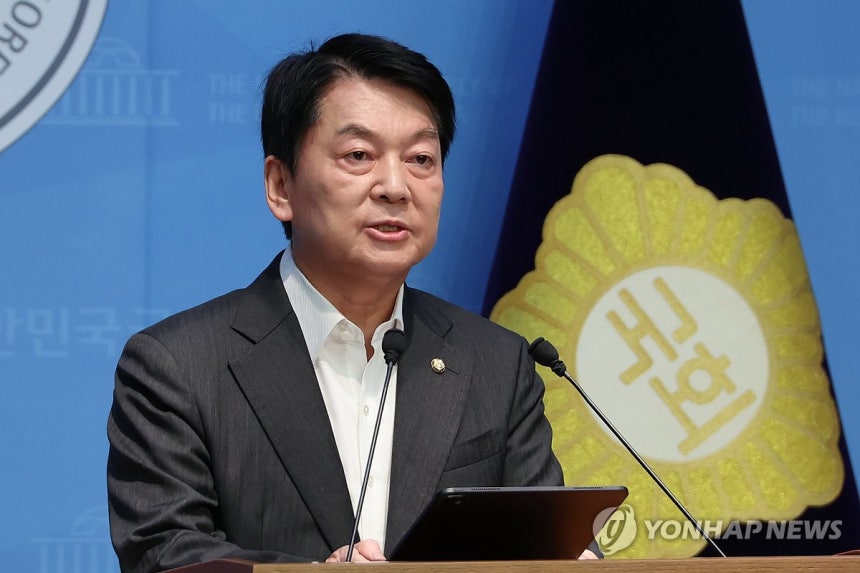 혁신위원장 사퇴, 전대 출마 의사 밝히는 안철수 의원
(서울=연합뉴스) 김주성 기자 = 국민의힘 혁신위원장을 맡은 안철수 의원이 7일 서울 여의도 국회 소통관에서 위원장을 사퇴하고 전당대회 출마 의사를 밝히는 기자회