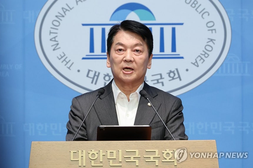 안철수, 혁신위원장 사퇴 전대 출마
(서울=연합뉴스) 김주성 기자 = 국민의힘 혁신위원장을 맡은 안철수 의원이 7일 서울 여의도 국회 소통관에서 위원장을 사퇴하고 전당대회 출마 의사를 밝히고 있다. 2025.7.7 