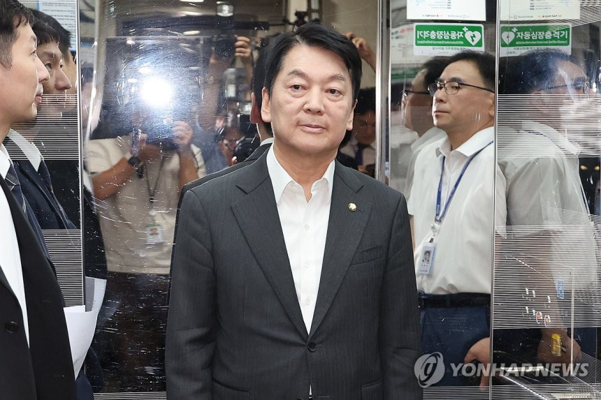 혁신위 거부한 안철수 의원
(서울=연합뉴스) 김주성 기자 = 국민의힘 혁신위원장을 맡은 안철수 의원이 7일 서울 여의도 국회 소통관에서 위원장을 사퇴하고 전당대회 출마 의사를 밝히는 기자회견을 한 뒤 승강기를 타고서