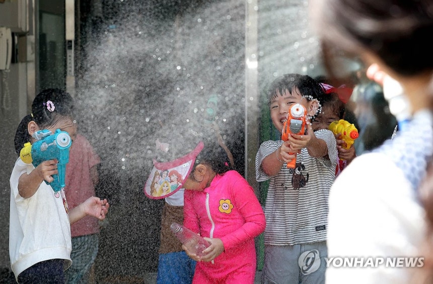 시원한 물총놀이
(광주=연합뉴스) 연일 폭염 특보가 이어지고 있는 7일 광주 북구청직장어린이집 앞마당에서 아이들이 교사와 물총놀이를 하며 더위를 식히고 있다. 2025.7.7 [광주 북구 제공. 재판매 및 DB 금지