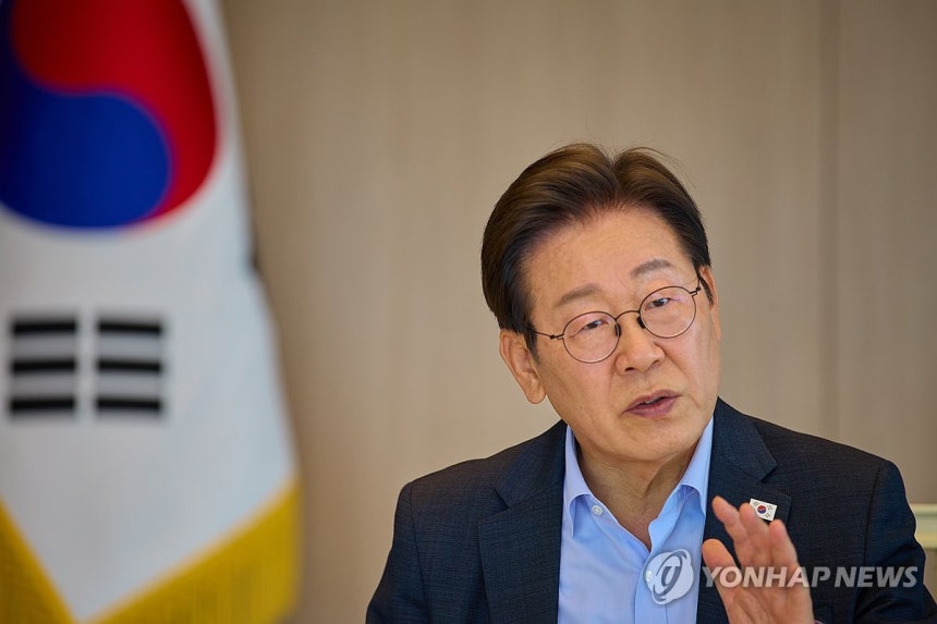 이재명 대통령, 김민석 총리와 주례 보고 회동
(서울=연합뉴스) 이재명 대통령이 7일 서울 용산 대통령실 청사에서 김민석 국무총리와 주례 보고 회동을 하고 있다. 2025.7.7 [대통령실 제공. 재판매 및 DB 금