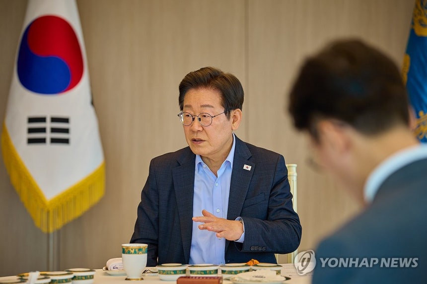 이재명 대통령, 김민석 총리와 주례 보고 회동
(서울=연합뉴스) 이재명 대통령이 7일 서울 용산 대통령실 청사에서 김민석 국무총리와 주례 보고 회동을 하고 있다. 2025.7.7 [대통령실 제공. 재판매 및 DB 금