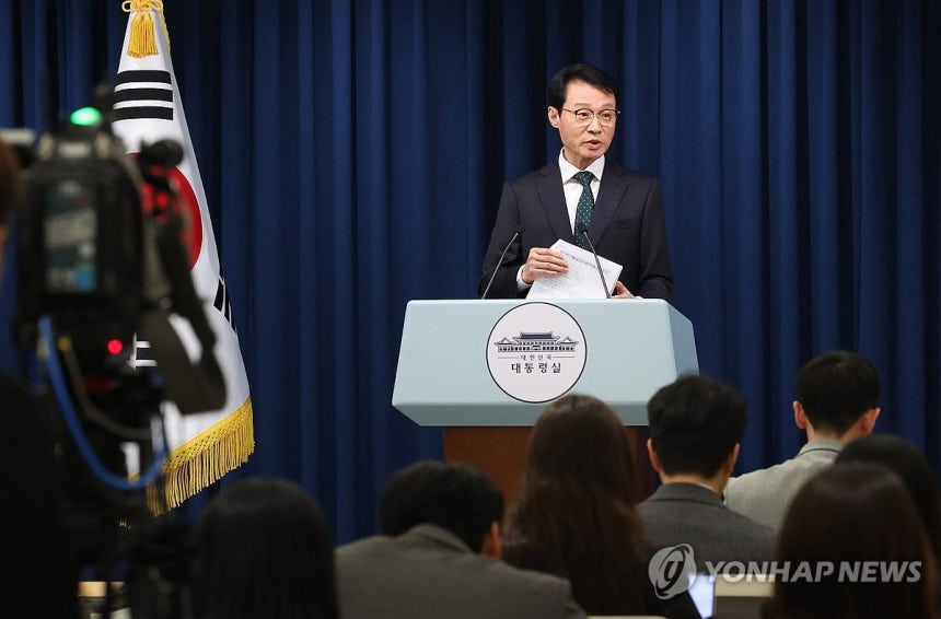 브리핑 하는 이규연 홍보소통수석
(서울=연합뉴스) 한상균 기자 = 이규연 홍보소통수석이 7일 용산 대통령실에서 인천 계양구 맨홀 사고 관련 이재명 대통령 지시사항 브리핑을 하고 있다. 2025.7.7 xyz@yna.