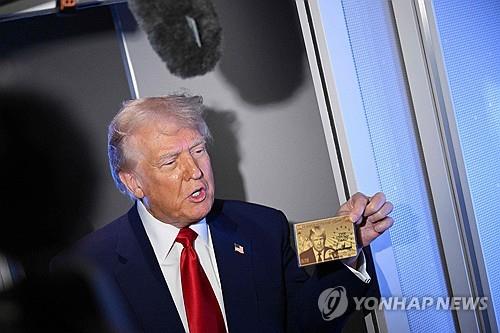 2025년 4월 3일 미국 플로리다주 마이매미로 가는 미국 대통령 전용기 에어포스원 안에서 도널드 트럼프 미국 대통령이 기자들에게 '골드카드' 견본을 보여주고 있다. [AFP 연합뉴스 자료사진]