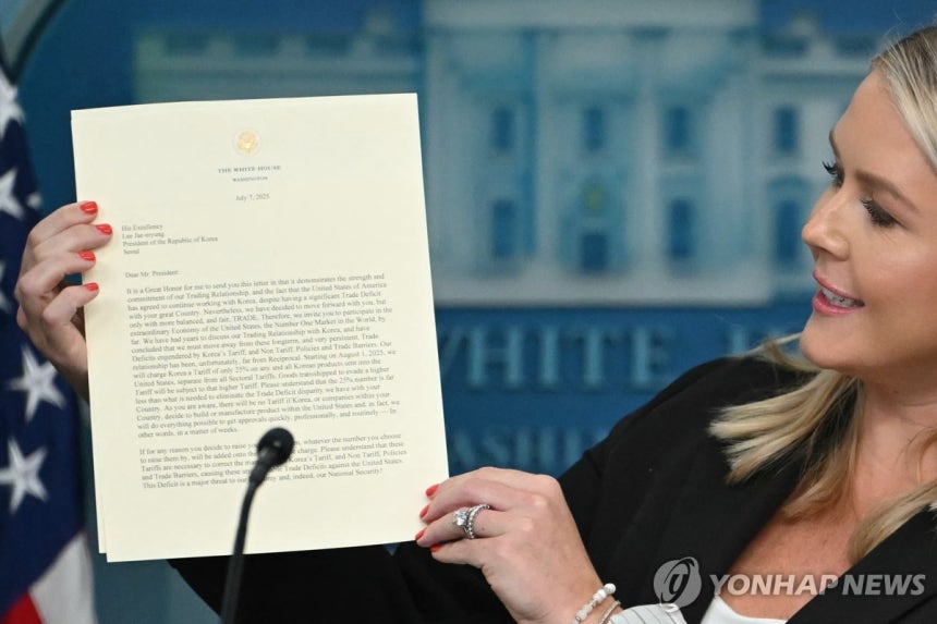 트럼프 대통령이 이재명 대통령에게 보내는 서한 들고 있는 백악관 대변인 
[AFP 연합뉴스. 재판매 및 DB 금지]