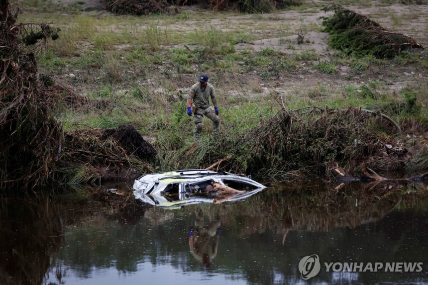 미 텍사스 과달루페강 일대를 수색 중인 대원들
[로이터=연합뉴스. 재판매 및 DB 금지]
