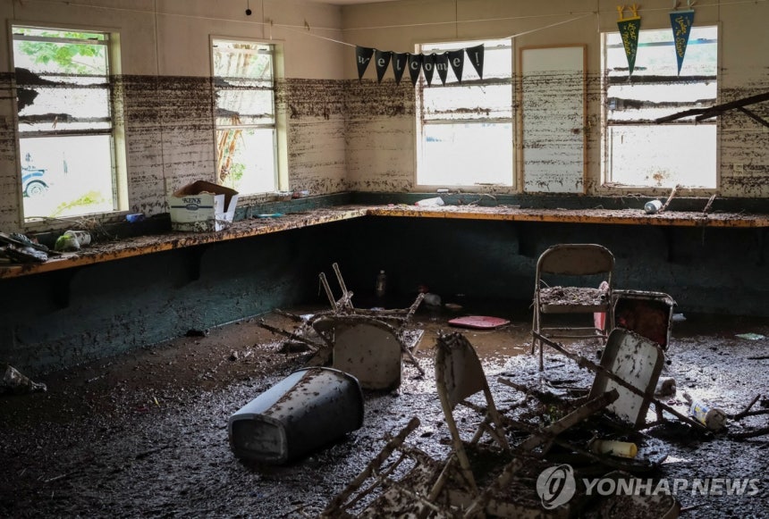 미 텍사스주 홍수로 폐허가 된 캠핑장 내부
[로이터=연합뉴스. 재판매 및 DB 금지]