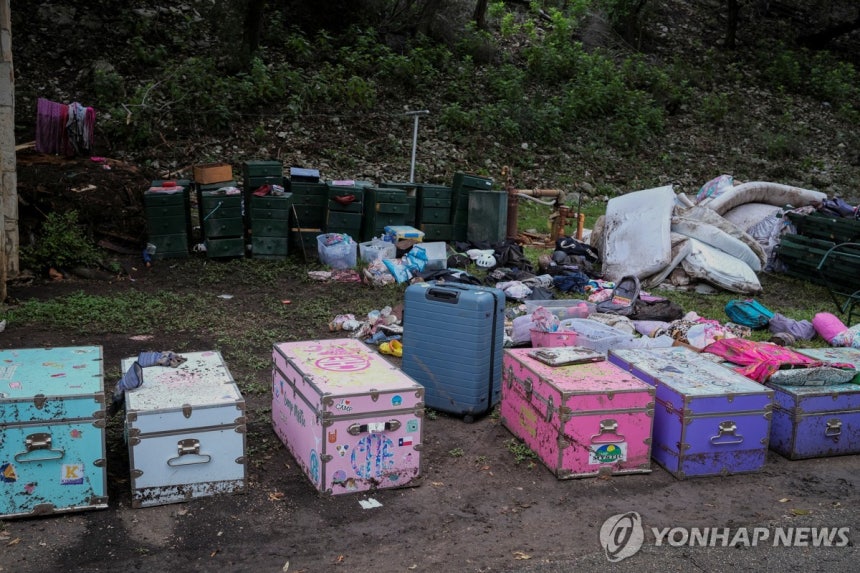 미 텍사스 홍수 피해 지역의 '캠프 미스틱' 참가 어린이들이 남긴 여행가방
[로이터=연합뉴스. 재판매 및 DB 금지]