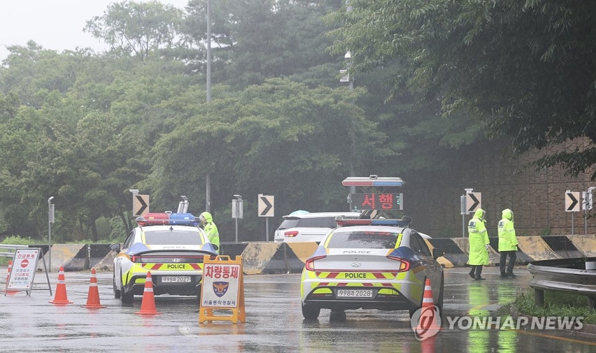 서울 올림픽대로 여의상류IC 교통 통제
(서울=연합뉴스) 신현우 기자 = 수도권에 이틀째 집중호우가 쏟아진 18일 오후 서울 올림픽대로 양방향 여의상류IC를 경찰이 통제하고 있다. 2024.7.18 nowwego@y