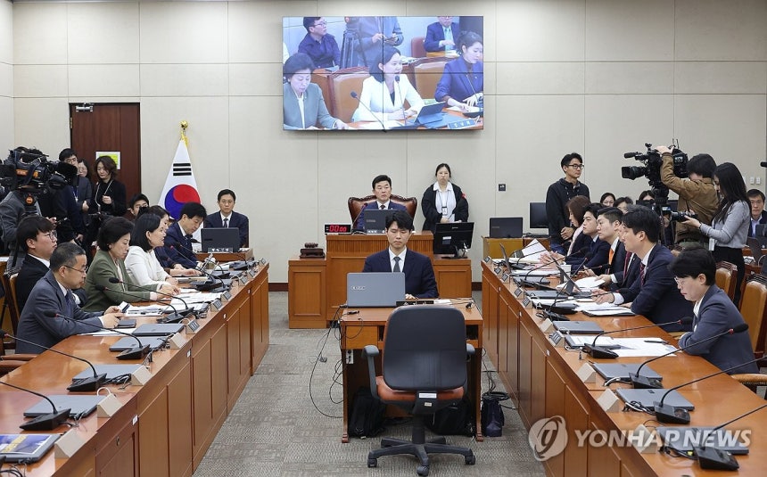 연금개혁특별위원회 전체회의
(서울=연합뉴스) 박동주 기자 = 8일 서울 여의도 국회에서 연금개혁특별위원회 전체회의가 열리고 있다. 2025.4.8 pdj6635@yna.co.kr