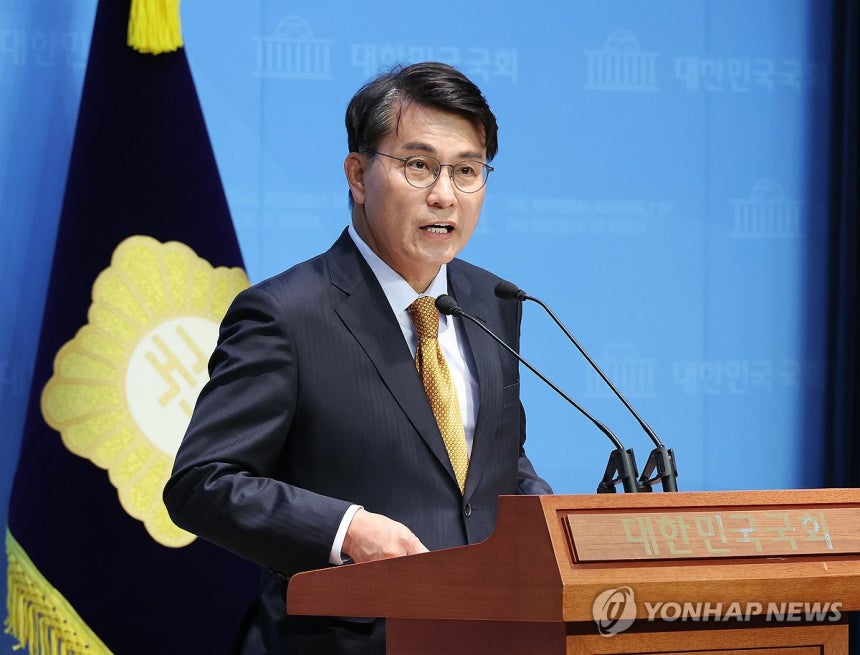 윤상현 의원
(서울=연합뉴스) 김주형 기자 = 국민의힘 윤상현 의원이 18일 서울 여의도 국회 소통관에서 현안과 관련해 회견하고 있다. 2025.5.18 kjhpress@yna.co.kr