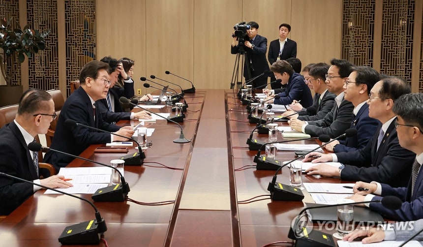 비상경제점검 TF 회의 주재하는 이재명 대통령 (서울=연합뉴스) 홍해인 기자 = 이재명 대통령이 지난달 4일 서울 용산 대통령실 청사에서 