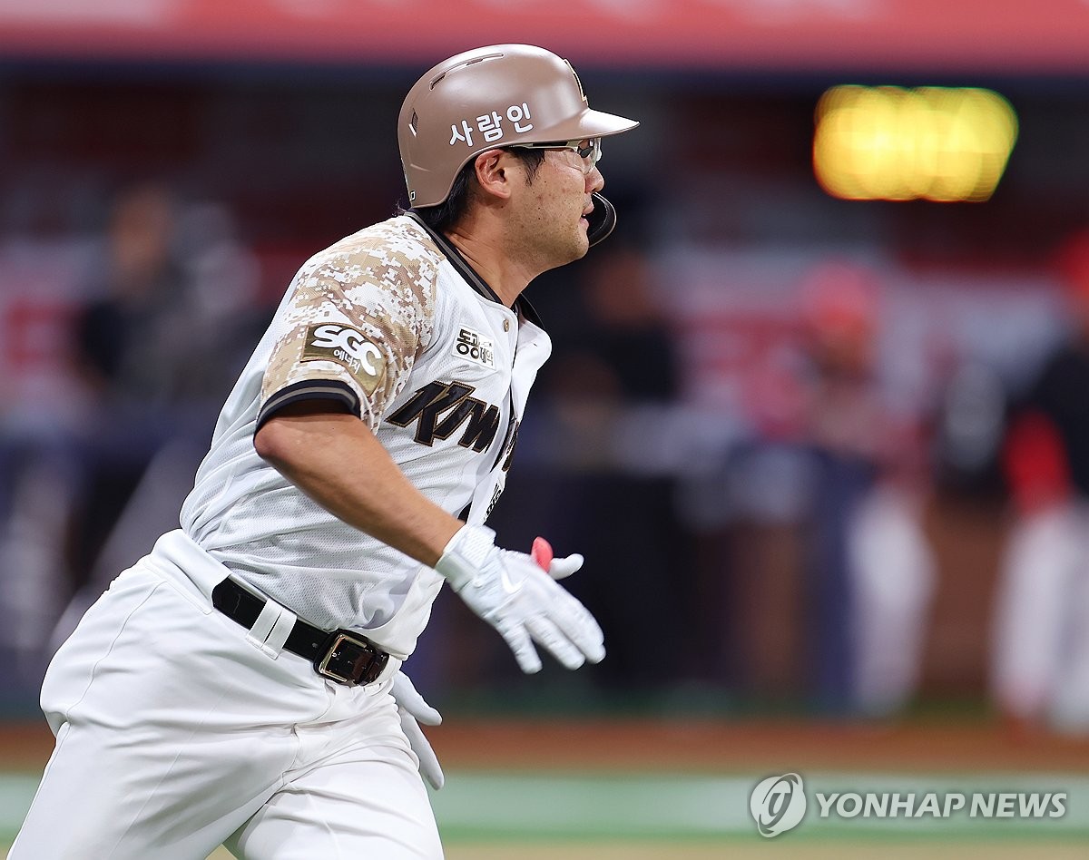 LG '<b>김현수 결승타</b>' <b>역전승</b>…키움, 7회 뼈아픈 실책 2개