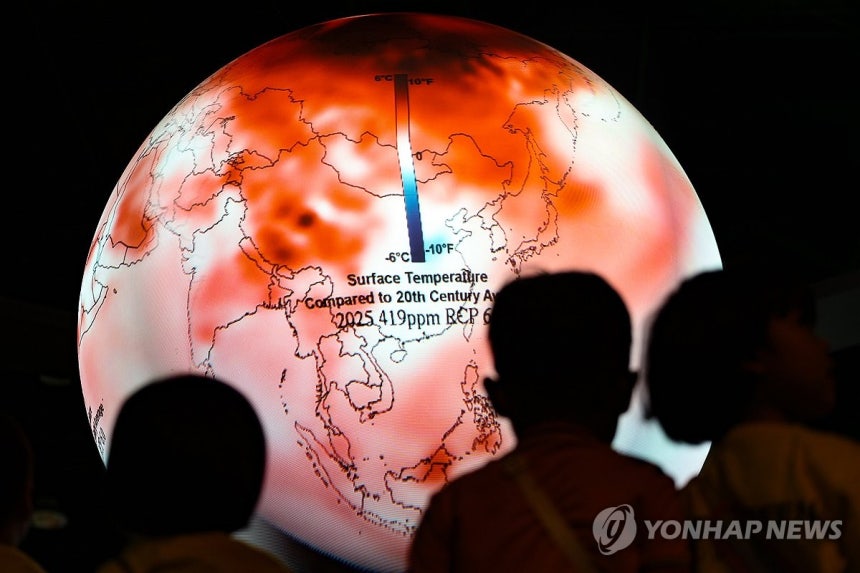 '올여름 얼마나 더울까?'
(대구=연합뉴스) 윤관식 기자 = 전국에 폭염이 계속되고 있는 지난 4일 대구 달성군 국립대구과학관을 찾은 어린이들이 올해 기후 예상도를 나타내고 있는 SOS시스템을 살펴보고 있다. 202