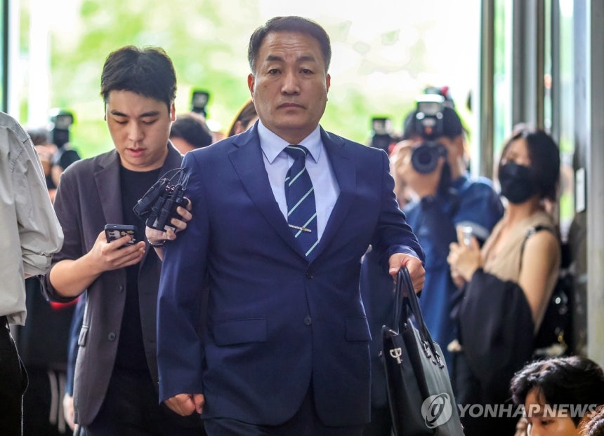 김계환 전 해병대사령관, 순직해병특검 출석
(서울=연합뉴스) 윤동진 기자 = 김계환 전 해병대사령관이 채상병 사건 수사방해 의혹과 관련 조사를 받기 위해 7일 서울 서초구 순직해병특검 사무실로 향하고 있다. 2025