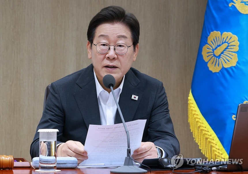 이재명 대통령 국무회의 주재
(서울=연합뉴스) 한상균 기자 = 이재명 대통령이 8일 용산 대통령실에서 국무회의를 주재하고 있다. 2025.7.8 [대통령실통신사진기자단] xyz@yna.co.kr
