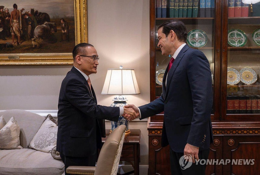 위성락 안보실장, 한미 안보실장 협의 (서울=연합뉴스) 위성락 국가안보실장이 7일(현지시간) 미국 워싱턴 D.C.에서 마르코 루비오 미국 국무장관 겸 국가안보보좌관과 한미 안보실장 협의를 위해 만나 악수하고 있다.