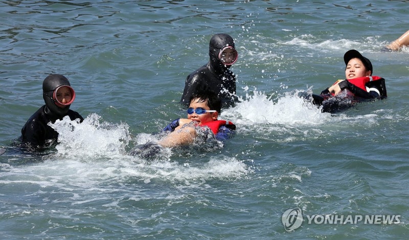 <b>해군</b> SSU·<b>해녀</b>에게 바다 <b>생존수영</b> 배운 제주 초등생들