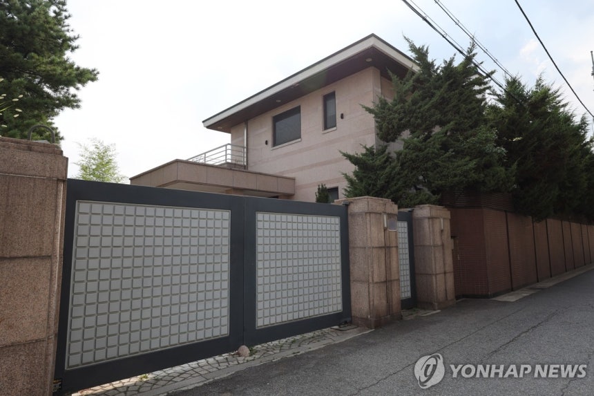 고 이건희 회장 소유했던 이태원 단독주택 228억원에 매각
(서울=연합뉴스) 임화영 기자 = 고(故) 이건희 삼성선대회장이 소유했던 서울 용산구 이태원동 단독주택이 최근 228억원에 매각된 것으로 8일 알려졌다. 
